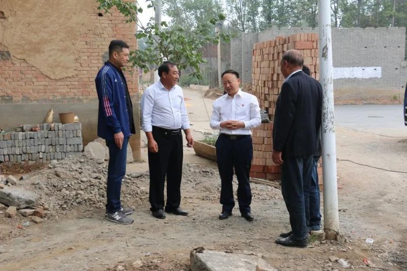 扶貧路上  攜手同行——弘義集團黨委書記、董事長張秀峰一行 到定點幫扶村調(diào)研