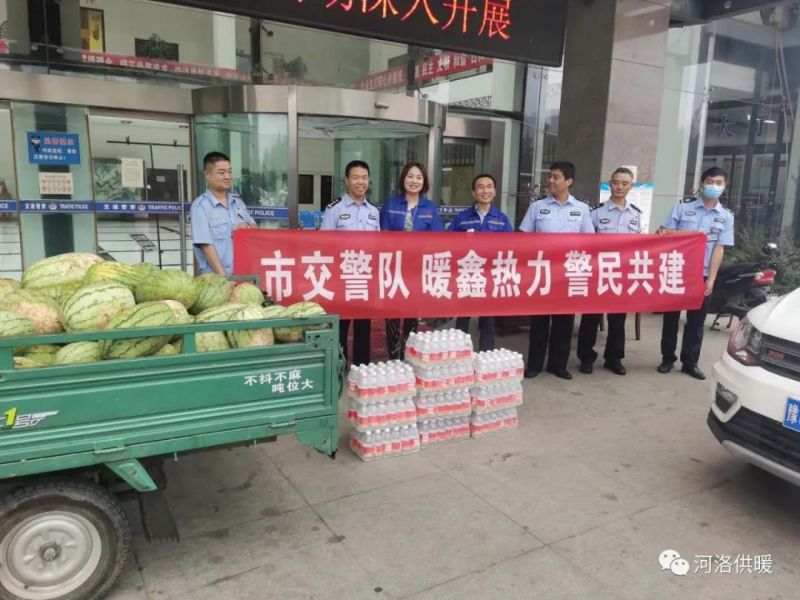 高溫下交警執勤忙，暖鑫熱力送瓜送水送清涼